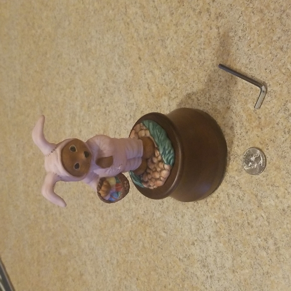 Vintage Lovable Teddies by Michael Hague APRIL Easter bear musical figurine 1986 - Picture 2 of 12